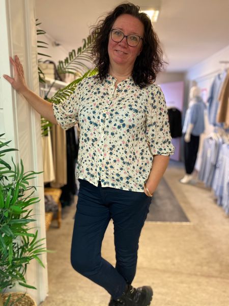 Hovedbilde Fiona bluse, blå blomster