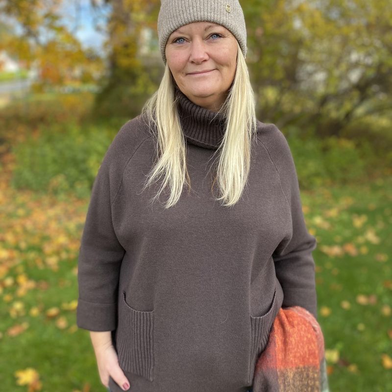 Genser med høy hals og lommer, brun