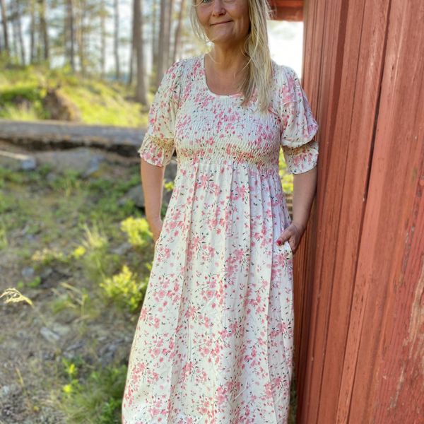 Hovedbilde Susanne kjole, rosa blomster