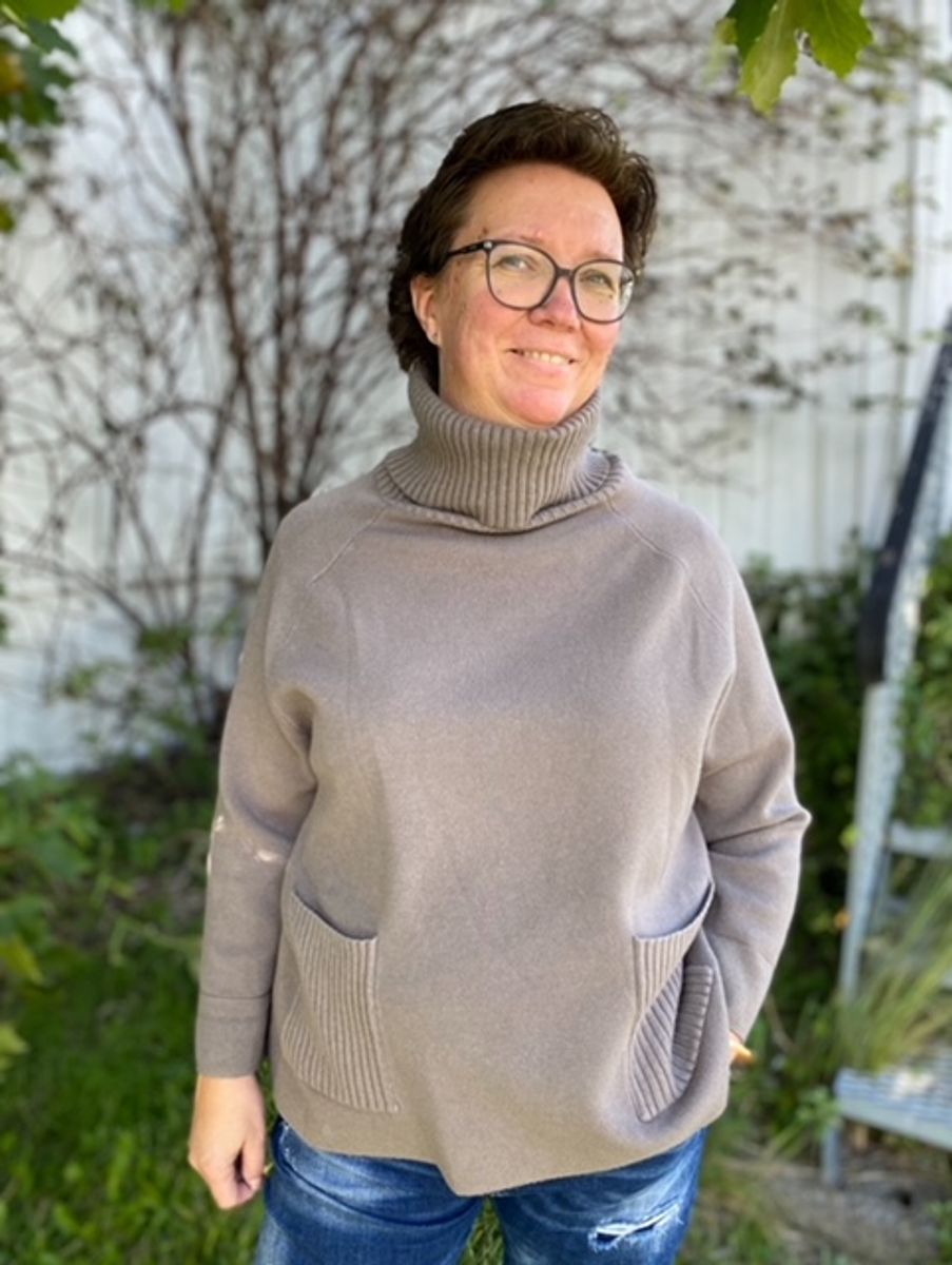 Genser med høy hals og lommer, fango