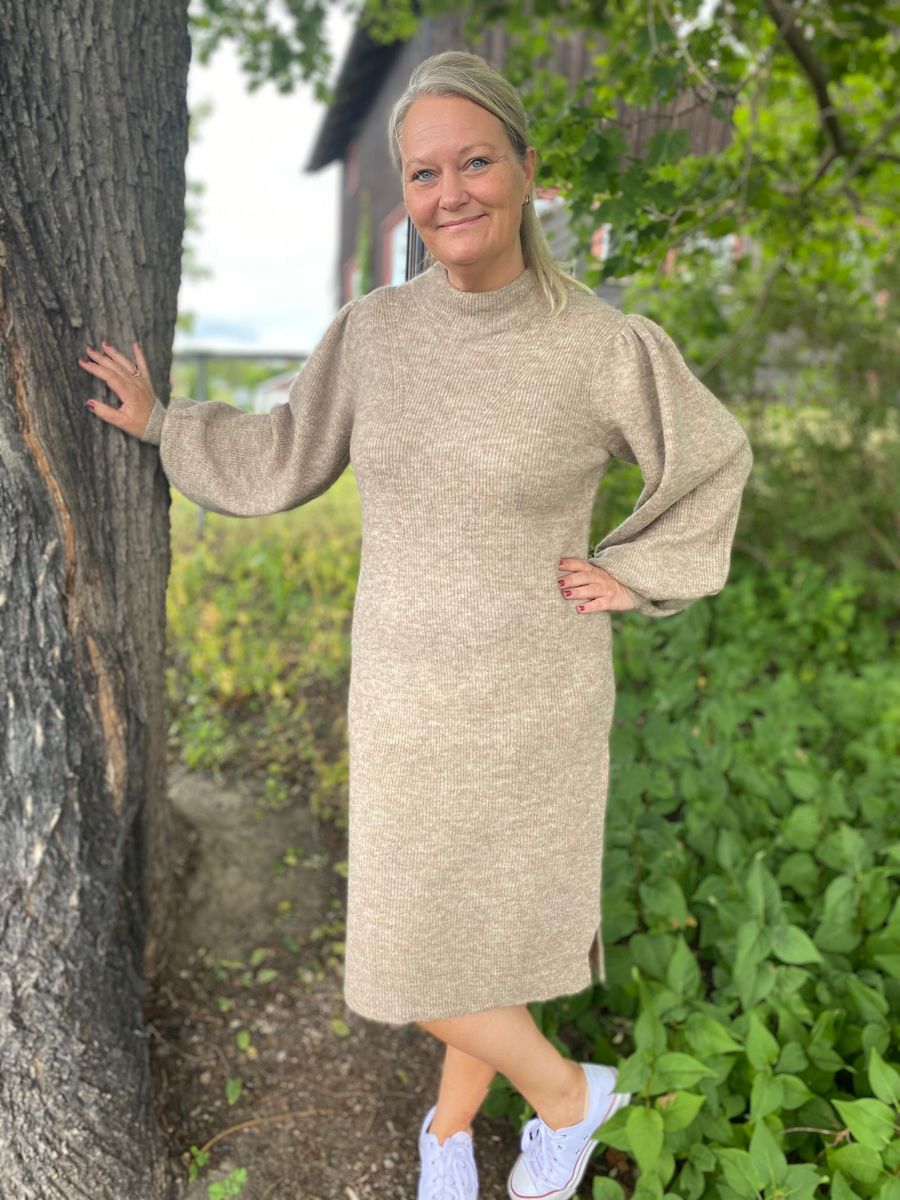 Dina strikket kjole, camel