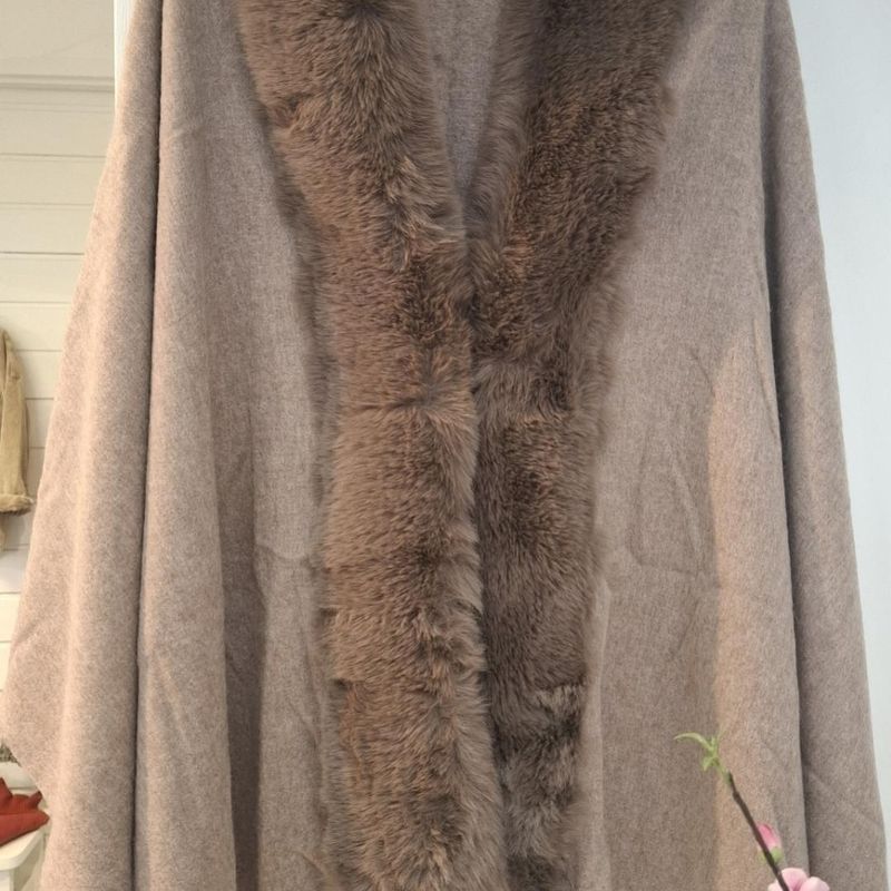 Ullponcho med fuskepels - taupe